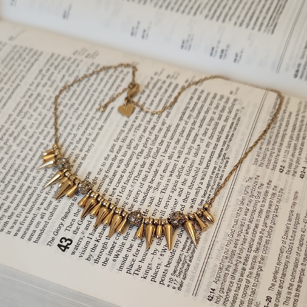 Elegant Gold Spike Necklace